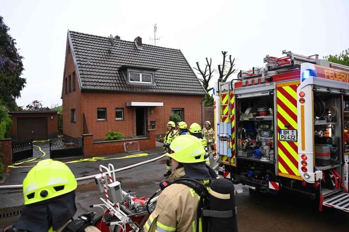 FW Pulheim: Zwei Verletzte nach Verpuffung in Wohnhaus