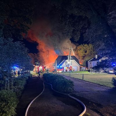 FW-ROW: Großbrand in Mehedorf: Werkstatt durch Feuer vollständig zerstört - Einsatz von über 280 Kräften - Keine Verletzten