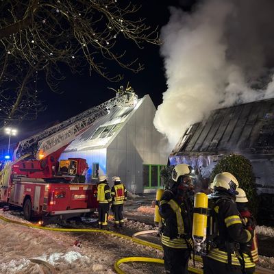 FW-AUR: Gebäude nach Durchzündung vollständig in Flammen