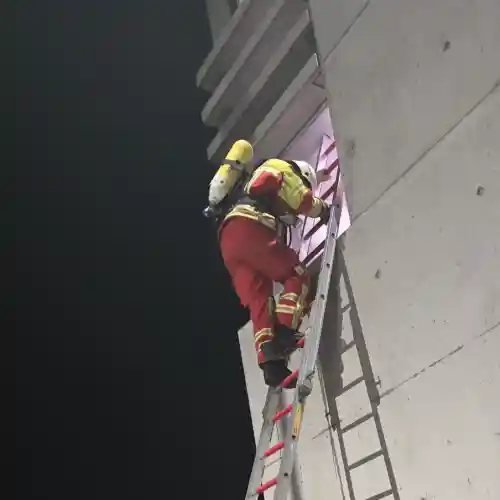 Titlebild: Brandphänomene, Wärmebildkamera, Atemschutz und Personenrettung