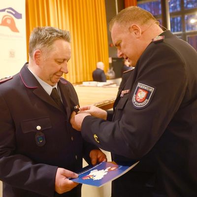FW-Stormarn: Jahreshauptversammlung: Clemens Tismer mit dem deutschen Feuerwehr-Ehrenkreuz in Gold ausgezeichnet
