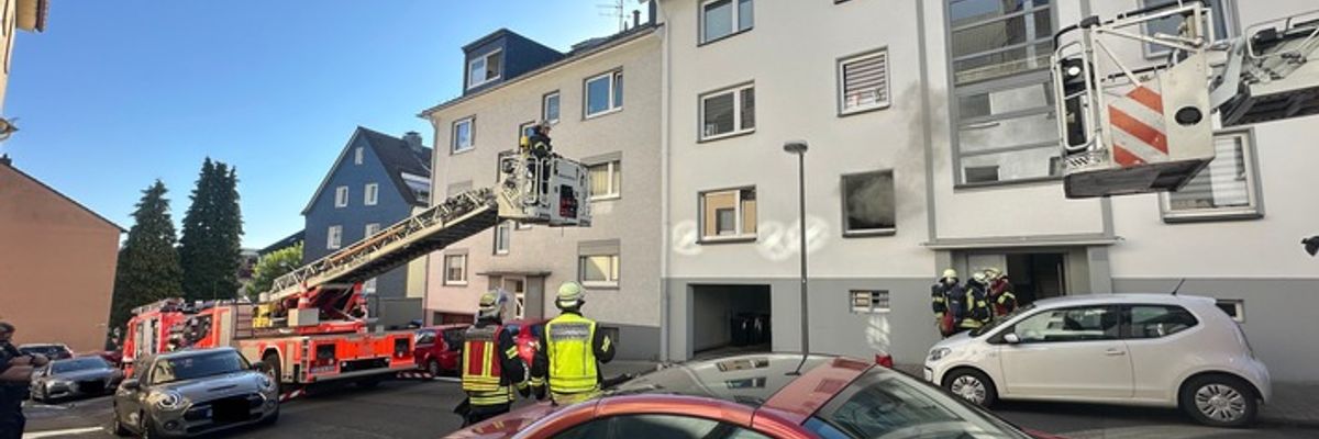 FW-RS: Zimmerbrand in der Fachschulstraße - eine Person verletzt