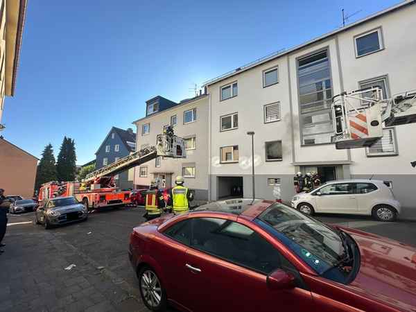 FW-RS: Zimmerbrand in der Fachschulstraße - eine Person verletzt