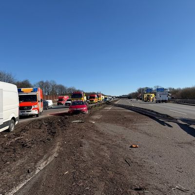 FW Ratingen: Schwerer Verkehrsunfall mit LKW auf der BAB 3