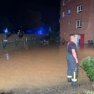 FW Bergheim: Wasserrohrbruch in Quadrath-Ichendorf - Trinkwasserversorgung wiederhergestellt Mehrere Keller vollgelaufen - Feuerwehr bis in die Nacht im Einsatz