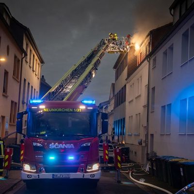FW LK Neunkirchen: Rauchsäule weist Feuerwehr den Weg - Mehrparteienhaus nach Brand unbewohnbar