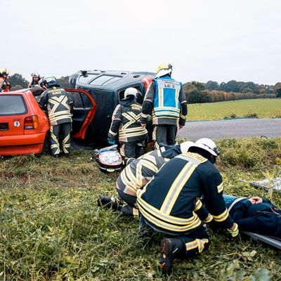 FW Hünxe: 25 Verletzte nach Busunfall - Feuerwehr Hünxe übt den Ernstfall