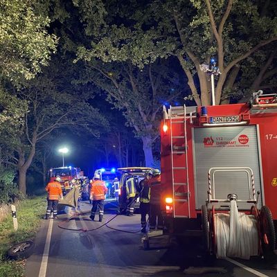 FW Lüchow-Dannenberg: +++ Erneut schwerer Verkehrsunfall in Lüchow-Dannenberg +++ PKW prallt gegen Baum, Fahrer wird schwerverletzt eingeklemmt +++