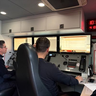 FW Beverungen: Gemeinsames Zirkeltraining stärkt Zusammenarbeit über Grenzen hinweg / Feuerwehren und Rettungsdienste aus dem Dreiländereck üben in Beverungen