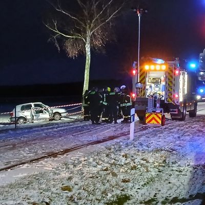 FW Lüchow-Dannenberg: +++ Wintereinbruch fordert die Feuerwehren in Lüchow-Dannenberg +++ Drei Verkehrsunfälle mit mehreren Verletzten am Freitag +++