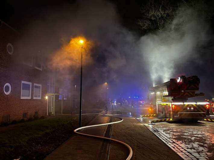 FW-HEI: Wohnungsbrand in Mehrfamilienhaus - Eine verletzte Person in Brunsbüttel