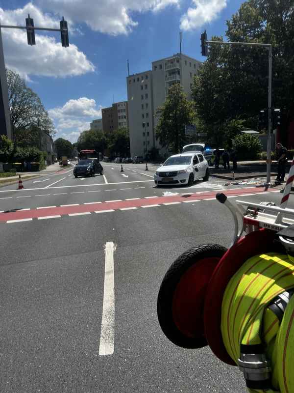 FW-Velbert: Verkehrsunfall mit zwei Pkw am Willi-Brandt-Platz