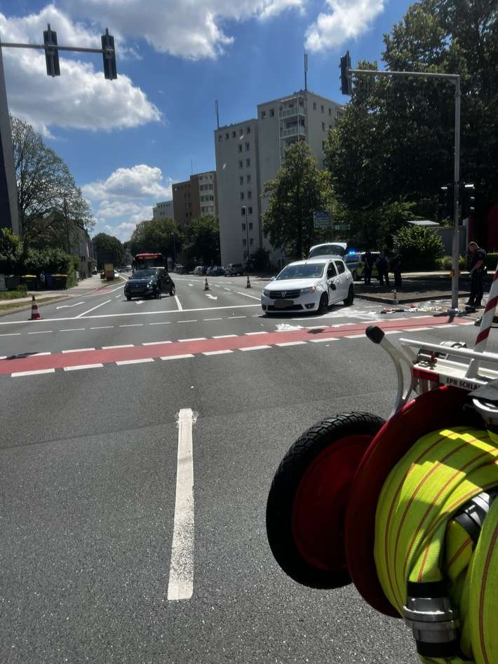 FW-Velbert: Verkehrsunfall mit zwei Pkw am Willi-Brandt-Platz