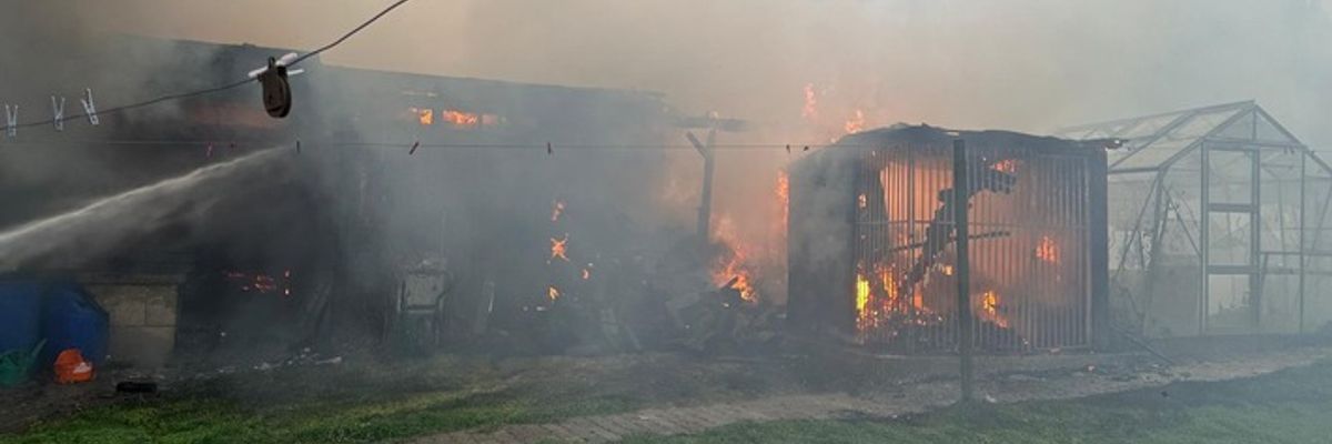 FW Dörentrup: Strohballenbrand entwickelte sich rasant zu kräftezehrendem Einsatz für die Feuerwehr