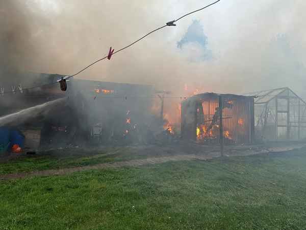 FW Dörentrup: Strohballenbrand entwickelte sich rasant zu kräftezehrendem Einsatz für die Feuerwehr