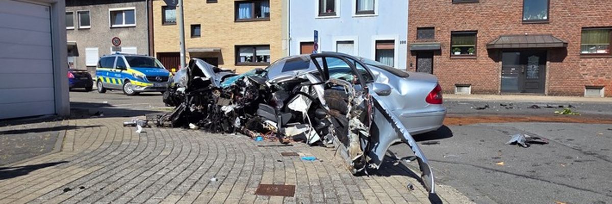 FW-OB: Schwerer Verkehrsunfall auf der Alstadener Straße