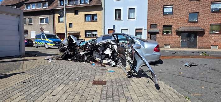 FW-OB: Schwerer Verkehrsunfall auf der Alstadener Straße
