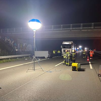 FW-ROW: Verkehrsunfall auf der A1: Feuerwehr leuchtet Unfallstelle aus
