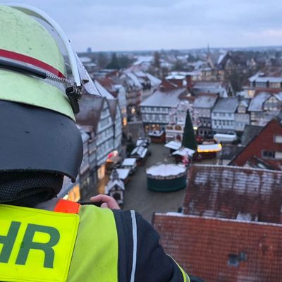 FW Celle: Mit der Drehleiter über den Celler Weihnachtsmarkt