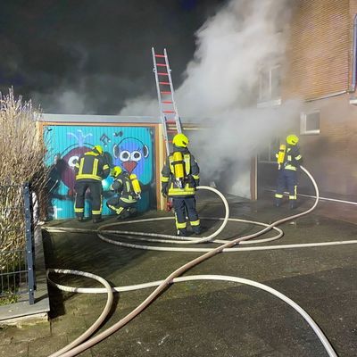 FW Bergheim: Silvesterbilanz der Feuerwehr Bergheim - Mehrere Kleinbrände und ein Garagenbrand im Bergheimer Stadtgebiet