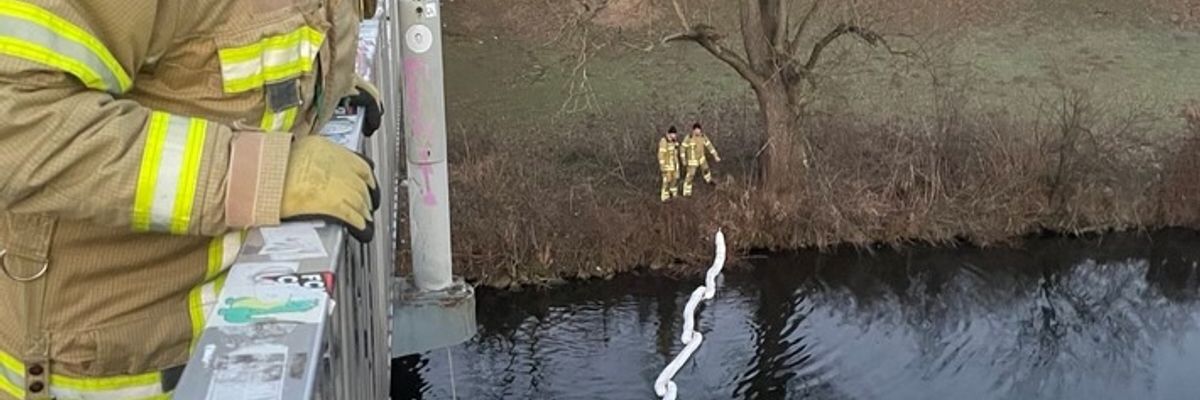 FW Hannover: Ausgetretenes Öl auf der Leine - Feuerwehr verhindert Ausbreitung