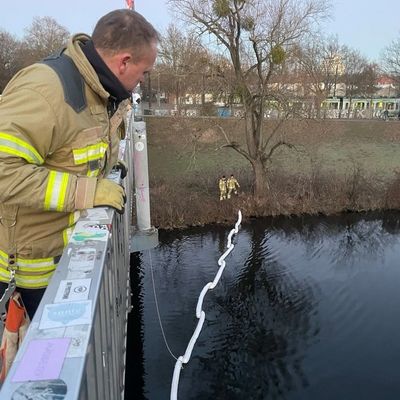 FW Hannover: Ausgetretenes Öl auf der Leine - Feuerwehr verhindert Ausbreitung