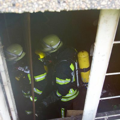 FW Hagen: Kellerbrand in Gebäude - starke Rauchentwicklung