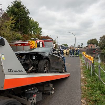 FW-KLE: Verkehrsunfall auf der Johanna-Sebus-Straße - Auto von Böschung geborgen
