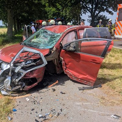 FW-KLE: Verkehrsunfall mit vier Verletzten auf der Gocher Landstraße