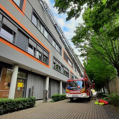 FW-M: Aufzug defekt - Feuerwehr hilft Frau mit Rollstuhl (Freimann)