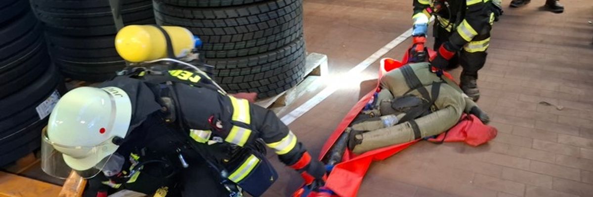 FW-AUR: Feuerwehren und THW gemeinsam bei Übung gefordert