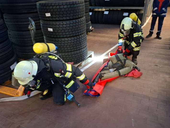 FW-AUR: Feuerwehren und THW gemeinsam bei Übung gefordert