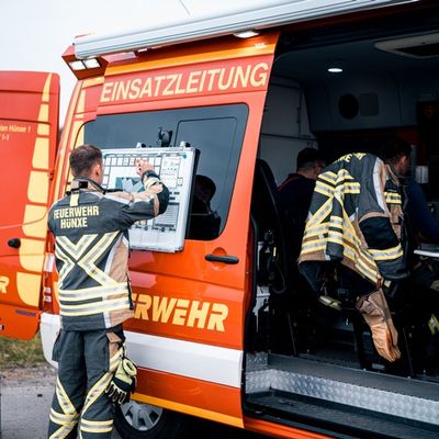 FW Hünxe: 25 Verletzte nach Busunfall - Feuerwehr Hünxe übt den Ernstfall