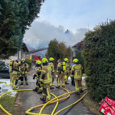 FW-DT: Dachstuhlbrand in der Hardenbergstraße