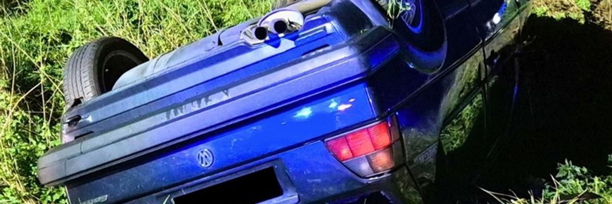 FW Ense: Verkehrsunfall - PKW auf Dach