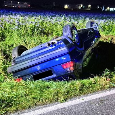 FW Ense: Verkehrsunfall - PKW auf Dach