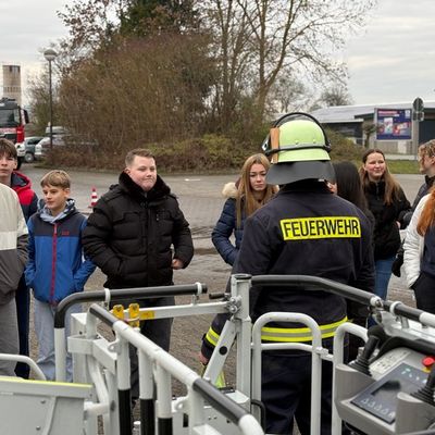 FW Beverungen: Praxisnaher Chemieunterricht bei der Feuerwehr Beverungen / Gymnasium Beverungen besucht das Feuerwehrgerätehaus