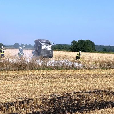 FW Sonsbeck: Brennende Strohpresse auf einem Feld in Labbeck