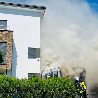 FW Königswinter: Brand eines Wohnmobils in Königswinter-Ittenbach.
