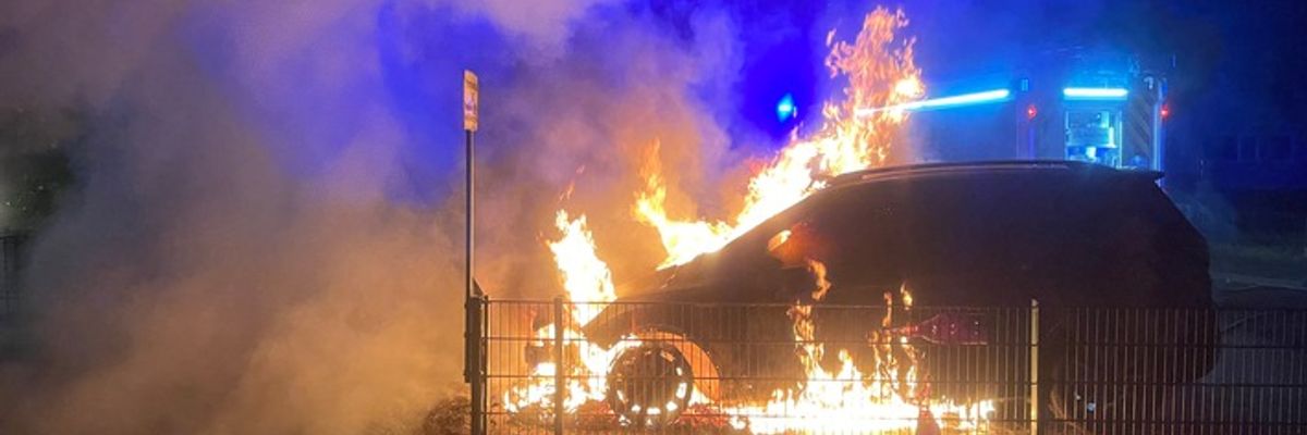 FW Lage: Feuer 1 / PKW Brand innerorts - 25.05.2025 - 01:02 Uhr