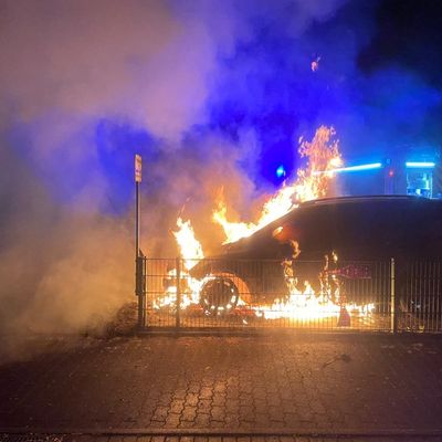 FW Lage: Feuer 1 / PKW Brand innerorts - 25.05.2025 - 01:02 Uhr