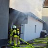 FW Grevenbroich: Feuerwehr löscht Gebäudebrand in Neurath