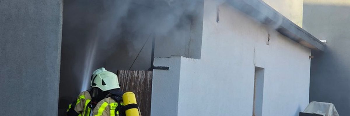 FW Grevenbroich: Feuerwehr löscht Gebäudebrand in Neurath