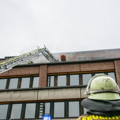 FW Voerde: Schwerer Verkehrsunfall auf dem Rathausplatz in Voerde
