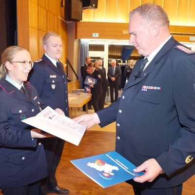 FW-Stormarn: Mitgliederversammlung: Thomas Proß von der Feuerwehr Poggensee mit dem deutschen Feuerwehr-Ehrenkreuz in Silber ausgezeichnet