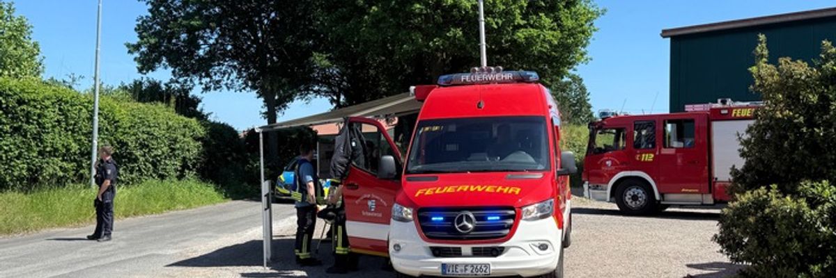FFW Schwalmtal: Feuerwehr löscht Brand unter Photovoltaikanlage auf landwirtschaftlicher Halle in Krinsend