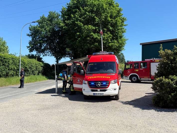 FFW Schwalmtal: Feuerwehr löscht Brand unter Photovoltaikanlage auf landwirtschaftlicher Halle in Krinsend