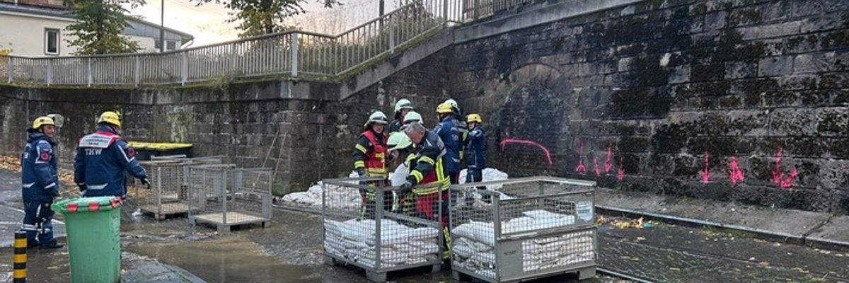 FW-OE: Starke Regenfälle sorgen für Großeinsatz an der Ruhr-Sieg-Strecke in Altenhundem