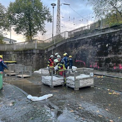 FW-OE: Starke Regenfälle sorgen für Großeinsatz an der Ruhr-Sieg-Strecke in Altenhundem
