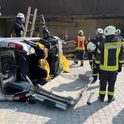 FW Borgentreich: Fortbildung mit WEBER RESCUE - Technische Hilfeleistung Verkehrsunfall